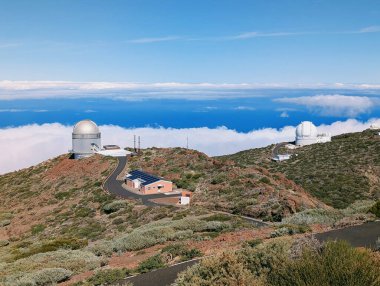 La Palma, İspanya - 11 Ocak 2026: La Palma Adası, İspanya, Avrupa 'daki Caldera de Taburiente Ulusal Parkı yakınlarındaki astronomik gözlemevinin manzarası