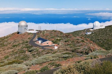 La Palma, İspanya - 11 Ocak 2026: La Palma Adası, İspanya, Avrupa 'daki Caldera de Taburiente Ulusal Parkı yakınlarındaki astronomik gözlemevinin manzarası