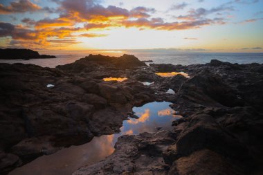 İspanya 'nın La Palma adasındaki Puntalarga plajından alınan Atlantoc Okyanusu üzerinde gün batımı