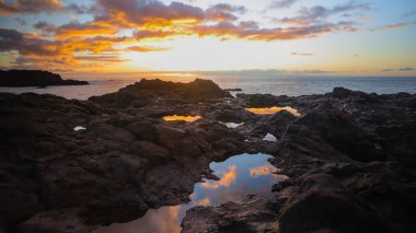 İspanya 'nın La Palma adasındaki Puntalarga plajından alınan Atlantoc Okyanusu üzerinde gün batımı