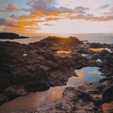 İspanya 'nın La Palma adasındaki Puntalarga plajından alınan Atlantoc Okyanusu üzerinde gün batımı