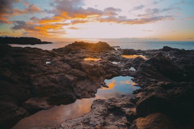 İspanya 'nın La Palma adasındaki Puntalarga plajından alınan Atlantoc Okyanusu üzerinde gün batımı