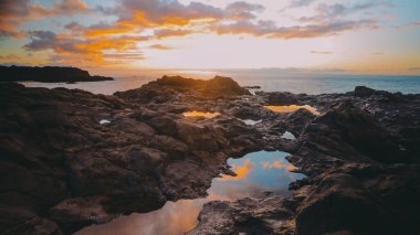 İspanya 'nın La Palma adasındaki Puntalarga plajından alınan Atlantoc Okyanusu üzerinde gün batımı