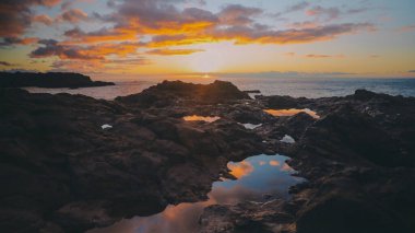 İspanya 'nın La Palma adasındaki Puntalarga plajından alınan Atlantoc Okyanusu üzerinde gün batımı