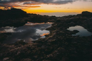 İspanya 'nın La Palma adasındaki Puntalarga plajından alınan Atlantoc Okyanusu üzerinde gün batımı