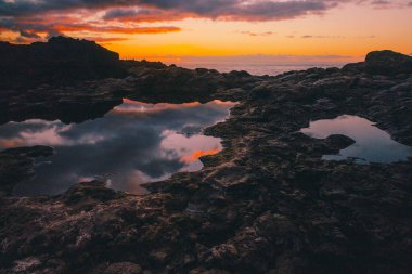 İspanya 'nın La Palma adasındaki Puntalarga plajından alınan Atlantoc Okyanusu üzerinde gün batımı