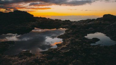 İspanya 'nın La Palma adasındaki Puntalarga plajından alınan Atlantoc Okyanusu üzerinde gün batımı