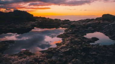 İspanya 'nın La Palma adasındaki Puntalarga plajından alınan Atlantoc Okyanusu üzerinde gün batımı