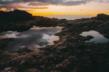 İspanya 'nın La Palma adasındaki Puntalarga plajından alınan Atlantoc Okyanusu üzerinde gün batımı
