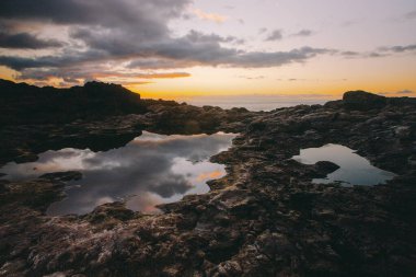 İspanya 'nın La Palma adasındaki Puntalarga plajından alınan Atlantoc Okyanusu üzerinde gün batımı