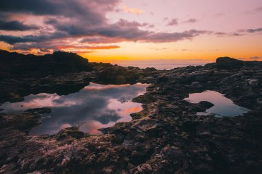 İspanya 'nın La Palma adasındaki Puntalarga plajından alınan Atlantoc Okyanusu üzerinde gün batımı