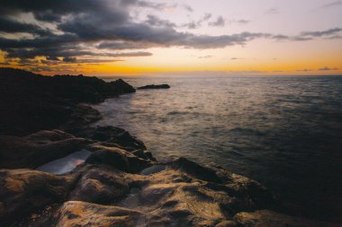 İspanya 'nın La Palma adasındaki Puntalarga plajından alınan Atlantoc Okyanusu üzerinde gün batımı