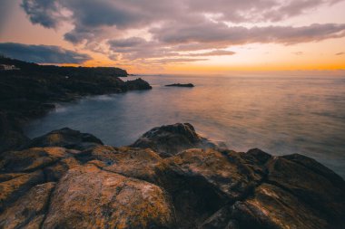 İspanya 'nın La Palma adasındaki Puntalarga plajından alınan Atlantoc Okyanusu üzerinde gün batımı