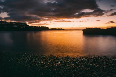 İspanya 'nın La Palma adasındaki Puntalarga plajından alınan Atlantoc Okyanusu üzerinde gün batımı