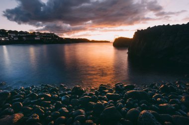 İspanya 'nın La Palma adasındaki Puntalarga plajından alınan Atlantoc Okyanusu üzerinde gün batımı