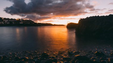 İspanya 'nın La Palma adasındaki Puntalarga plajından alınan Atlantoc Okyanusu üzerinde gün batımı