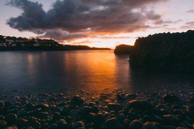 İspanya 'nın La Palma adasındaki Puntalarga plajından alınan Atlantoc Okyanusu üzerinde gün batımı