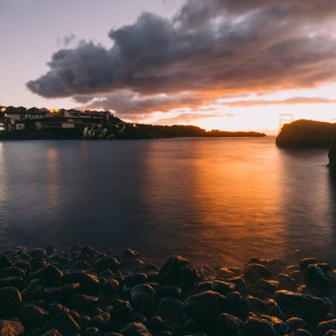 İspanya 'nın La Palma adasındaki Puntalarga plajından alınan Atlantoc Okyanusu üzerinde gün batımı