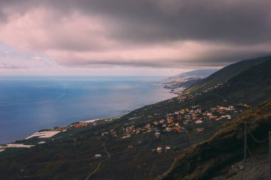San Antonio yanardağının krateri Kanarya Adalarındaki La Palma Adası 'nda dramatik bir havada.