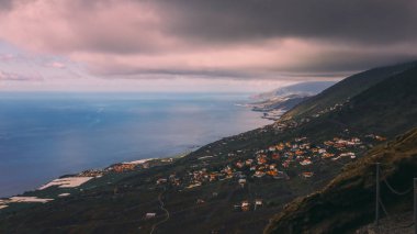 San Antonio yanardağının krateri Kanarya Adalarındaki La Palma Adası 'nda dramatik bir havada.