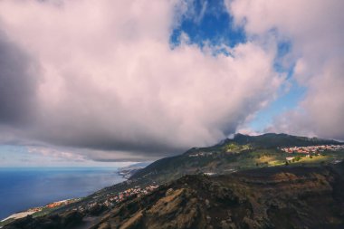 San Antonio yanardağının krateri Kanarya Adalarındaki La Palma Adası 'nda dramatik bir havada.