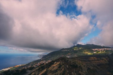 San Antonio yanardağının krateri Kanarya Adalarındaki La Palma Adası 'nda dramatik bir havada.