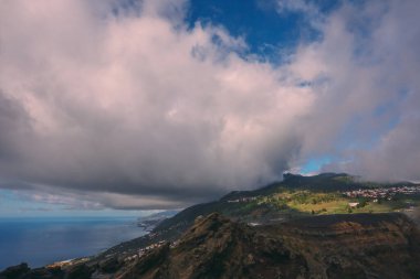 San Antonio yanardağının krateri Kanarya Adalarındaki La Palma Adası 'nda dramatik bir havada.