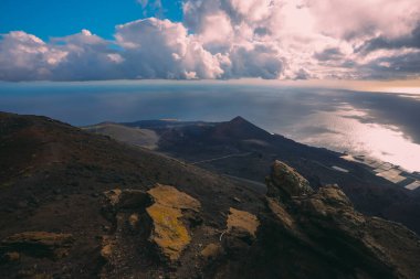 Kanarya Adaları 'ndaki La Palma Adası' nda San Antonio Yanardağı Krateri 'nden Atlantik Okyanusu manzarası..