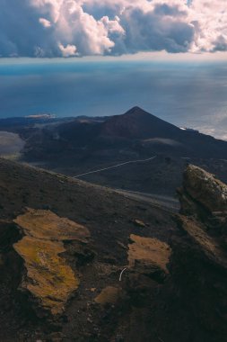 Kanarya Adaları 'ndaki La Palma Adası' nda San Antonio Yanardağı Krateri 'nden Atlantik Okyanusu manzarası..