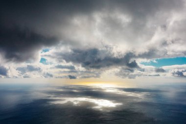 Kanarya Adaları 'ndaki La Palma Adası' nda San Antonio Yanardağı Krateri 'nden Atlantik Okyanusu manzarası..
