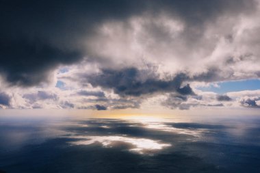 Kanarya Adaları 'ndaki La Palma Adası' nda San Antonio Yanardağı Krateri 'nden Atlantik Okyanusu manzarası..