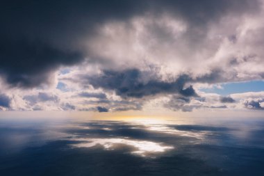 Kanarya Adaları 'ndaki La Palma Adası' nda San Antonio Yanardağı Krateri 'nden Atlantik Okyanusu manzarası..