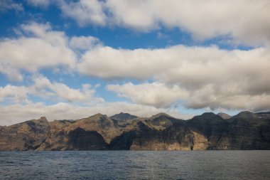 Atlantik Okyanusu 'ndaki Tenerife Kanarya Adası' ndaki Acantilados de Los Gigantes 'in devasa uçurumlarının manzarası.