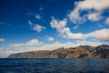 Atlantik Okyanusu 'ndaki Tenerife Kanarya Adası' ndaki Acantilados de Los Gigantes 'in devasa uçurumlarının manzarası.