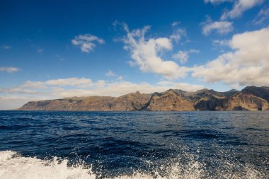 Atlantik Okyanusu 'ndaki Tenerife Kanarya Adası' ndaki Acantilados de Los Gigantes 'in devasa uçurumlarının manzarası.