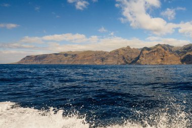 Atlantik Okyanusu 'ndaki Tenerife Kanarya Adası' ndaki Acantilados de Los Gigantes 'in devasa uçurumlarının manzarası.