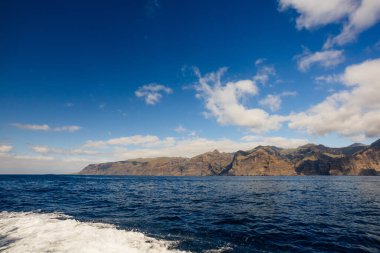 Atlantik Okyanusu 'ndaki Tenerife Kanarya Adası' ndaki Acantilados de Los Gigantes 'in devasa uçurumlarının manzarası.