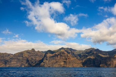 Atlantik Okyanusu 'ndaki Tenerife Kanarya Adası' ndaki Acantilados de Los Gigantes 'in devasa uçurumlarının manzarası.