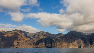 Atlantik Okyanusu 'ndaki Tenerife Kanarya Adası' ndaki Acantilados de Los Gigantes 'in devasa uçurumlarının manzarası.