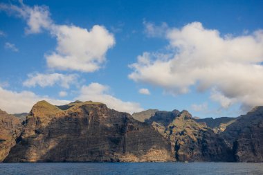 Atlantik Okyanusu 'ndaki Tenerife Kanarya Adası' ndaki Acantilados de Los Gigantes 'in devasa uçurumlarının manzarası.