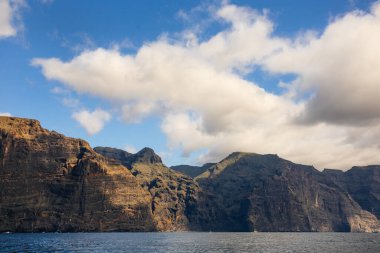 Atlantik Okyanusu 'ndaki Tenerife Kanarya Adası' ndaki Acantilados de Los Gigantes 'in devasa uçurumlarının manzarası.