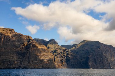 Atlantik Okyanusu 'ndaki Tenerife Kanarya Adası' ndaki Acantilados de Los Gigantes 'in devasa uçurumlarının manzarası.