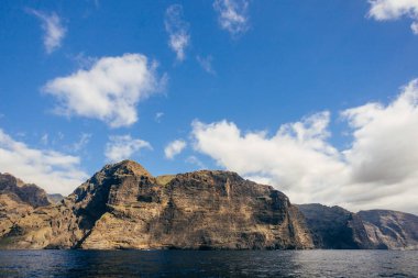 Atlantik Okyanusu 'ndaki Tenerife Kanarya Adası' ndaki Acantilados de Los Gigantes 'in devasa uçurumlarının manzarası.