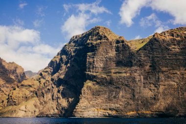 Atlantik Okyanusu 'ndaki Tenerife Kanarya Adası' ndaki Acantilados de Los Gigantes 'in devasa uçurumlarının manzarası.