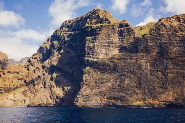 Atlantik Okyanusu 'ndaki Tenerife Kanarya Adası' ndaki Acantilados de Los Gigantes 'in devasa uçurumlarının manzarası.