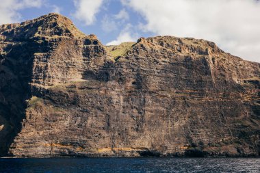 Atlantik Okyanusu 'ndaki Tenerife Kanarya Adası' ndaki Acantilados de Los Gigantes 'in devasa uçurumlarının manzarası.