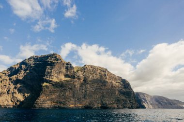 Atlantik Okyanusu 'ndaki Tenerife Kanarya Adası' ndaki Acantilados de Los Gigantes 'in devasa uçurumlarının manzarası.
