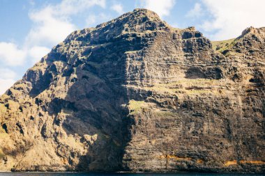 Atlantik Okyanusu 'ndaki Tenerife Kanarya Adası' ndaki Acantilados de Los Gigantes 'in devasa uçurumlarının manzarası.
