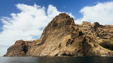Atlantik Okyanusu 'ndaki Tenerife Kanarya Adası' ndaki Acantilados de Los Gigantes 'in devasa uçurumlarının manzarası.