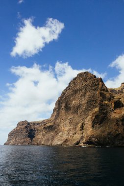 Atlantik Okyanusu 'ndaki Tenerife Kanarya Adası' ndaki Acantilados de Los Gigantes 'in devasa uçurumlarının manzarası.
